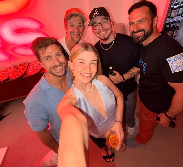 Fuenf Gaeste beim SDRS-Stammtisch, Selfie vor der Leuchtschrift