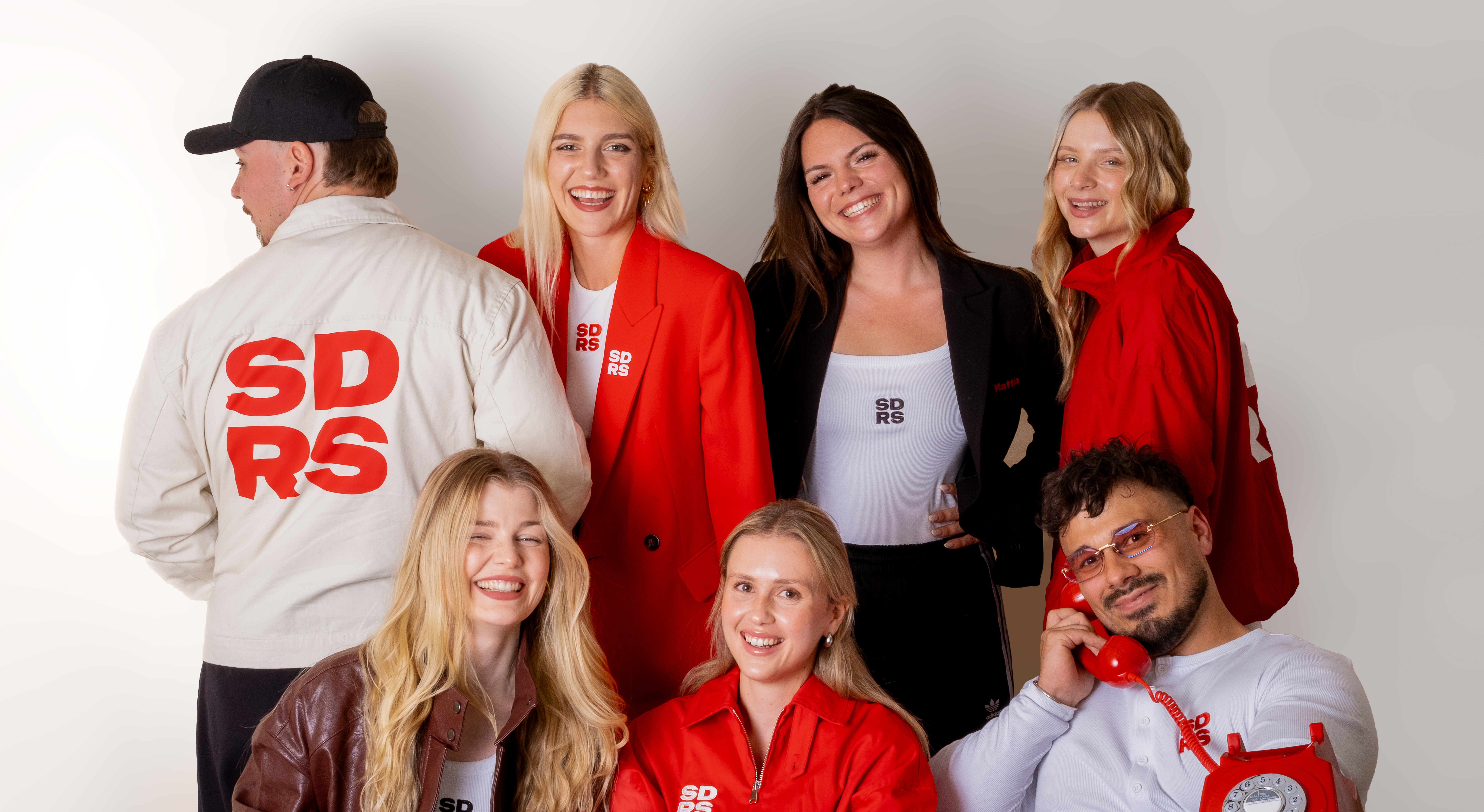 Das Team von SDRs of Germany vor der Studiowand