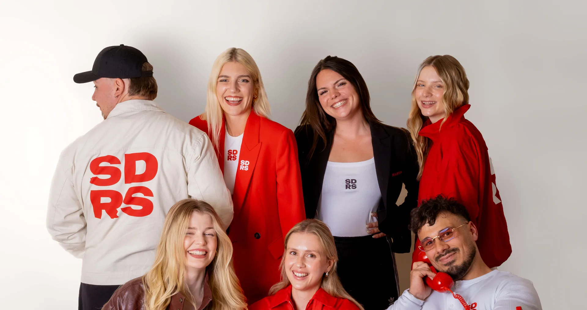 Das Team von SDRs of Germany vor der Studiowand